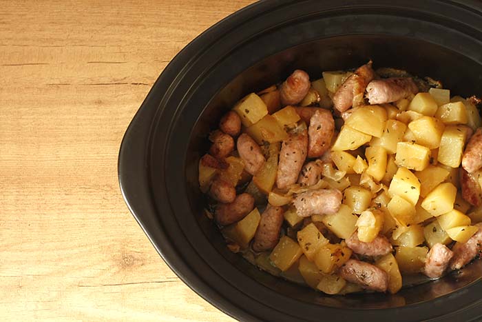 Receta de cazuela de salchichas y patatas en Crock Pot