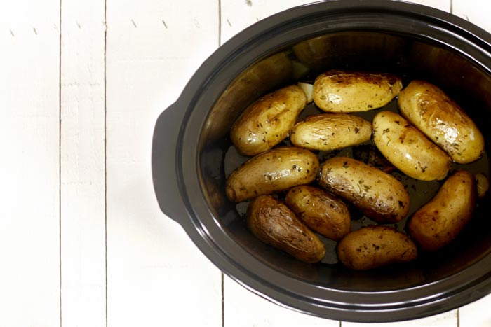 Patatas rellenas de salchichas. Receta para Crock Pot