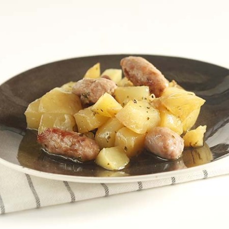 Cazuela de salchichas y patatas en crock pot o slow cooker. Recetas de cenas para crock pot