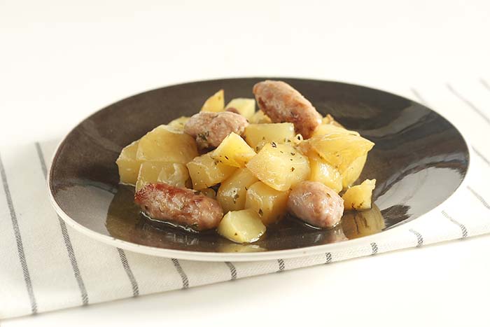 Cazuela de salchichas y patatas en slow cooker