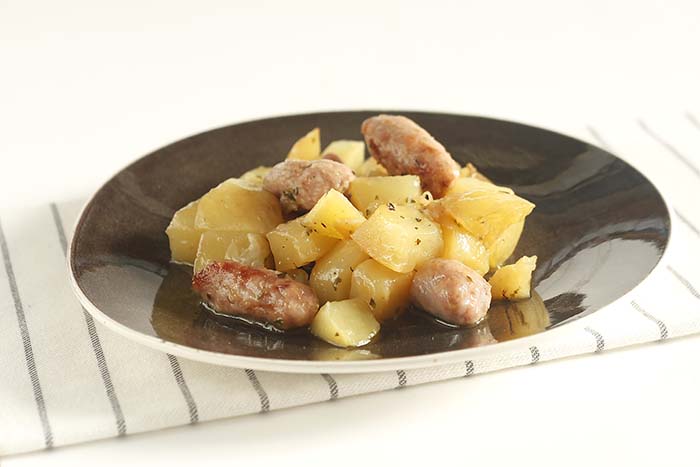 Cazuela de salchichas y patatas en crock pot o slow cooker. Recetas de cenas para crock pot