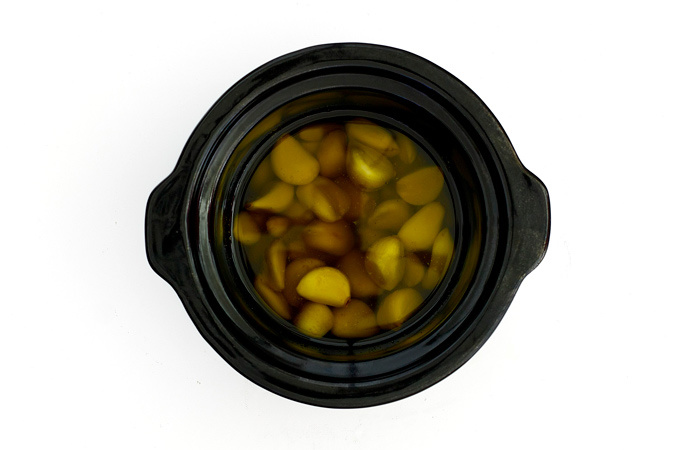 Ajos confitados. Receta para cocinar en crock pot