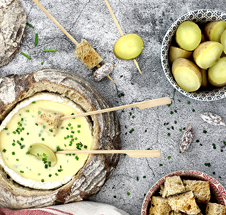 Fondue de queso coulommiers en pan payés en slow cooker